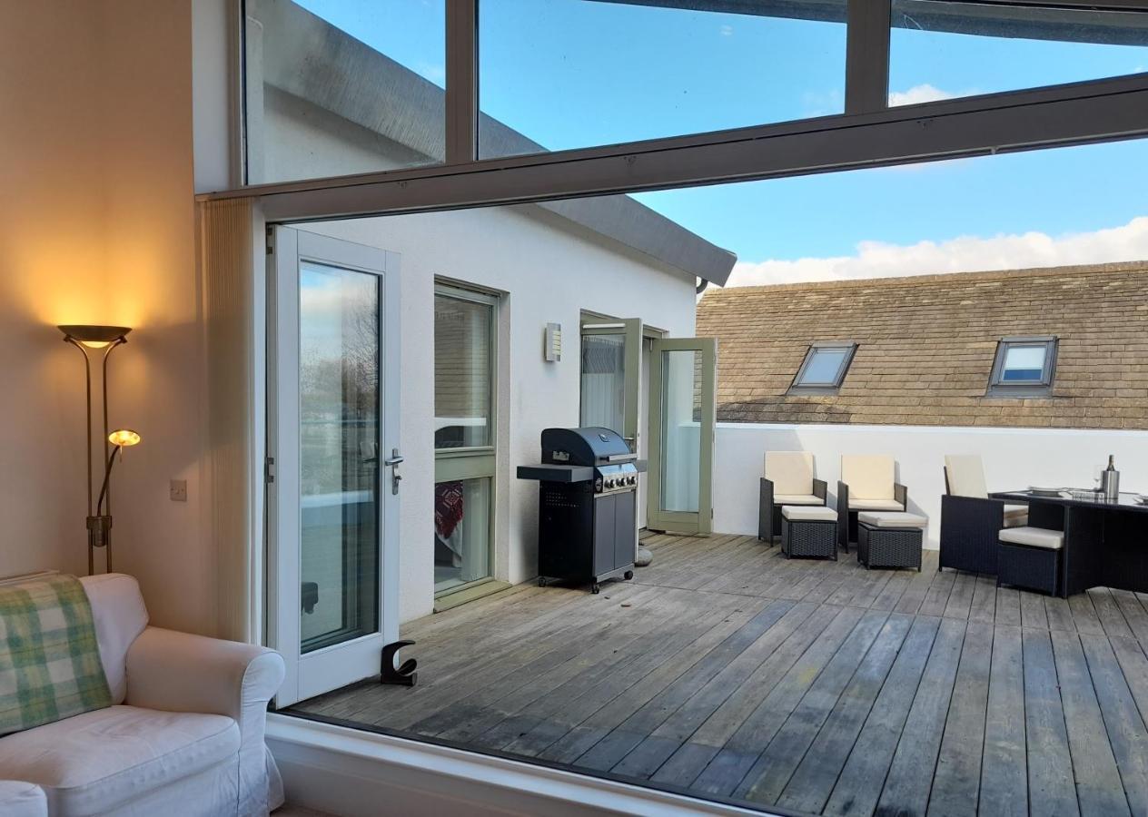 Crow'S Nest Penthouse Apartment With Free Spa Access Somerford Keynes Экстерьер фото